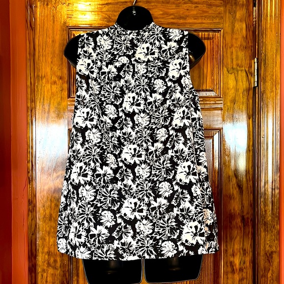 Floral Ruffle Sleeveless Top - Picture 2 of 3